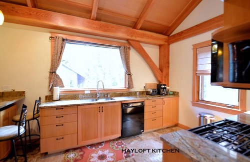 Alyeska Apartamento | Loft-Baño en la habitacion-Firma-Vista a la Montana-Hayloft Cottage