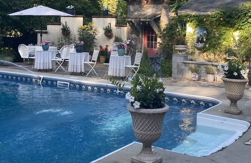 Lexington Casa | Carriage House Villa and gardens in downtown historic Lexington SC