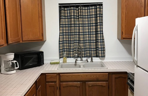 Lakeside Casa | Carrie's Cottage - Charming Duplex Style 3 Bedroom Cottage with Beach Access!