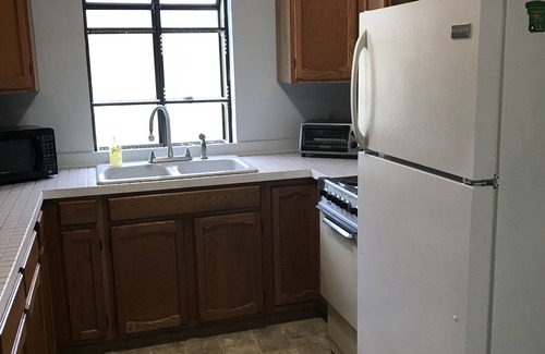 Lakeside Casa | Carrie's Cottage - Charming Duplex Style 3 Bedroom Cottage with Beach Access!