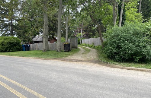 Lakeside Casa | Carrie's Cottage - Charming Duplex Style 3 Bedroom Cottage with Beach Access!