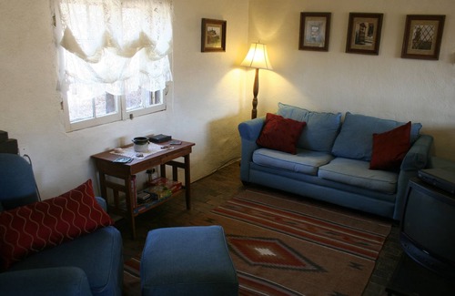 Canoncito Cabaña | Auténtico Adobe, jardines, jacuzzi: perfecto para familias