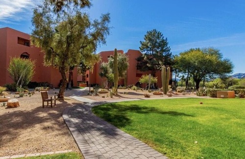 Paradise Valley Village Condominio | CASA ACACIA-Camelback Mtn view at Anasazi Village