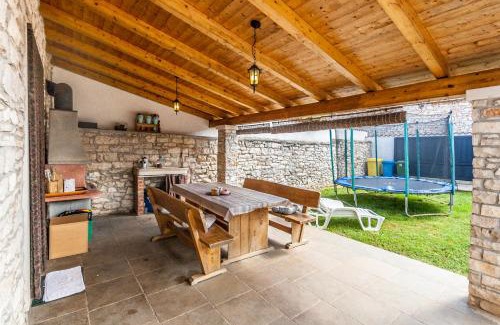 Mali Vareski Casa | Casa Agnija - Authentic Istrian holiday home with terrace and garden near the Sea