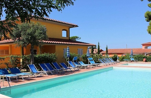 Puntone Casa | Casa Aliade D: Un acogedor apartamento que forma parte de una villa rodeada de vegetación.