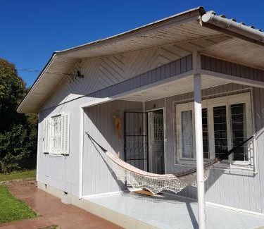 Cambara do Sul Casa | Casa Aurora, Completa, no Centro, Cercada, 130m quadrados, 11 Pessoas, Wi-Fi, 3 Quartos, Cozinha e Sala Integrados, 2 Banheiros, Varanda, Garagem Coberta 1 carro, Estacionamento Interno 3 Carros, Churrasqueira, Lareira de Alta Performance, Fogão de Ferro