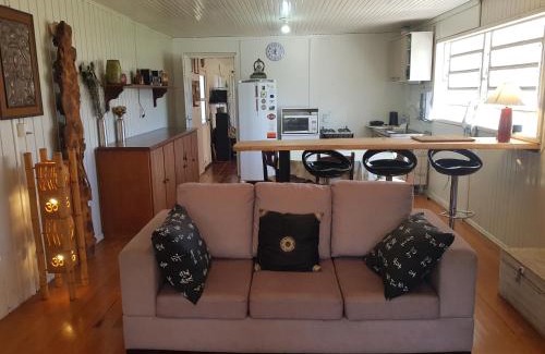Cambara do Sul Casa | Casa Aurora, Completa, no Centro, Cercada, 130m quadrados, 11 Pessoas, Wi-Fi, 3 Quartos, Cozinha e Sala Integrados, 2 Banheiros, Varanda, Garagem Coberta 1 carro, Estacionamento Interno 3 Carros, Churrasqueira, Lareira de Alta Performance, Fogão de Ferro