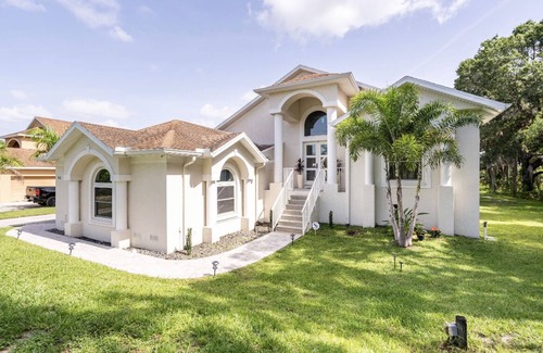 Greater Palm River Point CDC Villa | Casa Azul Tampa - 5BR Waterfront Villa w/ Pool