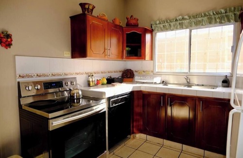 Sector 1 Nor-Oeste Casa | Casa Bellavista- San Pedro Sula. Hogar para 8 huéspedes con cocina completa.