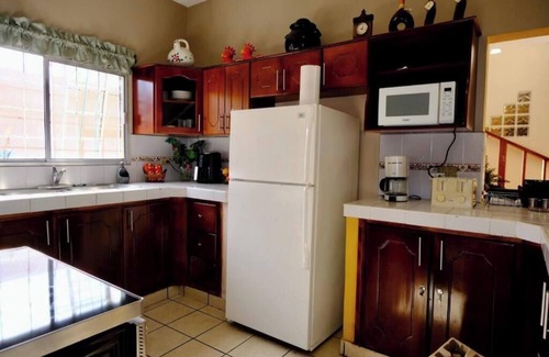 Sector 1 Nor-Oeste Casa | Casa Bellavista- San Pedro Sula. Hogar para 8 huéspedes con cocina completa.