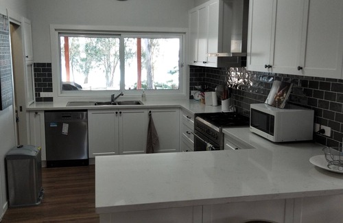 Mannering Park Casa | Casa Bianca en el lago