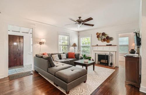 Flamingo Parks Casa | Casa Blanca - Chic Spanish-Style Cottage with Private Courtyard
