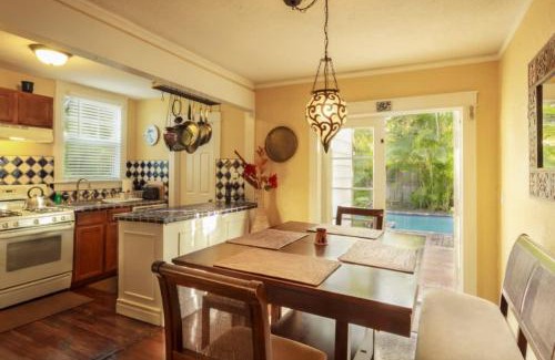 Flamingo Parks Casa | Casa Blanca - Chic Spanish-Style Cottage with Private Courtyard