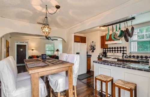 Flamingo Parks Casa | Casa Blanca - Chic Spanish-Style Cottage with Private Courtyard