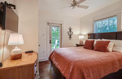 Flamingo Parks Casa | Casa Blanca - Chic Spanish-Style Cottage with Private Courtyard