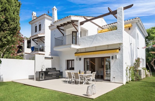 Marbella Chalet De Esquí | Casa Blanca Mar - Peaceful & stunning 4 bed Townhouse!