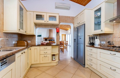 Praia da Luz Villa | Casa Bom Porto Villa frente a la playa con piscina climatizada en Praia da Luz, Lagos