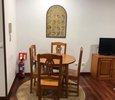 Centro de Comillas Apartamento | Casa Buganvilla. Apartamento con jardín, a 100 metros del centro.