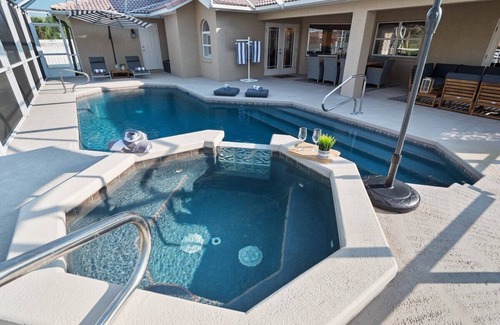 Palm Harbor Casa | Casa Canal Waterfront Heated Pool & Spa Retreat