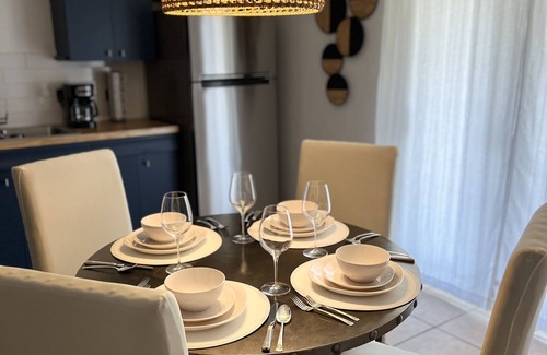 Amistad National Recreational Area Apartamento | Casa Ceniza Cozy modern apartment for adults only.