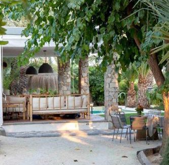 Algoda Casa | Casa con encanto en un jardín espectacular con piscina entre palmeras