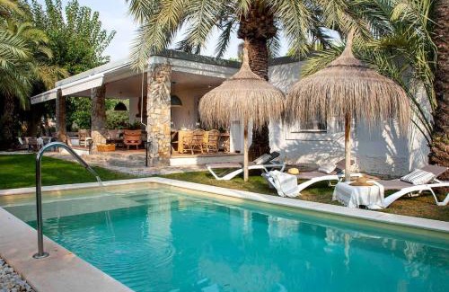 Algoda Casa | Casa con encanto en un jardín espectacular con piscina entre palmeras