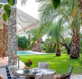 Algoda Casa | Casa con encanto en un jardín espectacular con piscina entre palmeras