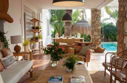 Algoda Casa | Casa con encanto en un jardín espectacular con piscina entre palmeras