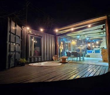Miguel Pereira Casa | Casa Container com Hidro ao Ar Livre e Vista para a Natureza Miguel Pereira
