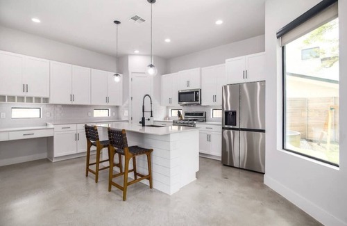 Highland Casa | Casa Contempo - Sleeps 6, Parking, Pool, Yard, NEW