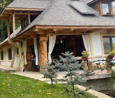 Teisani Casa | Casa cu șindrilă
