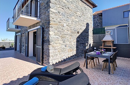 Prazeres Casa | Casa da Felicidade by LovelyStay