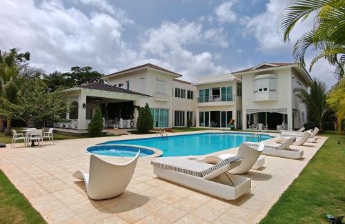 Casa de Campo Villa | Casa de Campo Luxury Villa with private Pool & Jacuzzi, Near Beach, Marina, Golf, Restaurants & Altos de Chavon