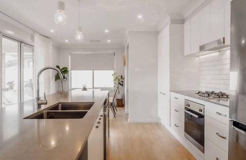 Nowra Casa | Casa de Soleil - New Modern Home Central Location