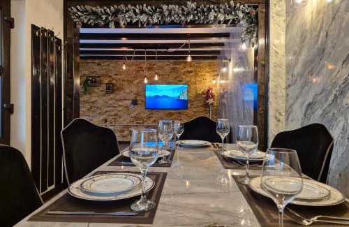 Hunedoara Casa | Casa Denis la 50m de Castel!
