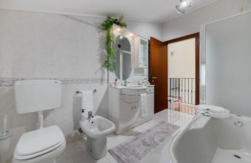 Gorizia Apartamento | Casa di Iaio - 90 m2 apt with Free Wi-Fi, Netflix, Home Cinema & Parking