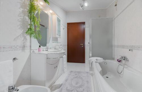 Gorizia Apartamento | Casa di Iaio - 90 m2 apt with Free Wi-Fi, Netflix, Home Cinema & Parking