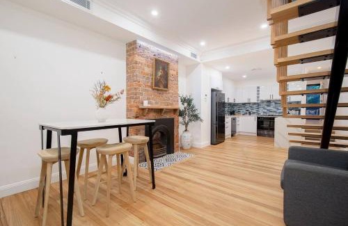 Cooks Hill Casa | Casa Dianna - Timeless Terrace near CBD and Waterfront