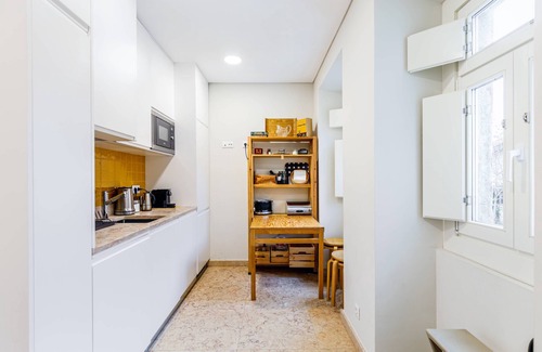 Linda-a-Velha Apartamento | 2BR Nuevo Family Friendly de Top Sights w / Free Park