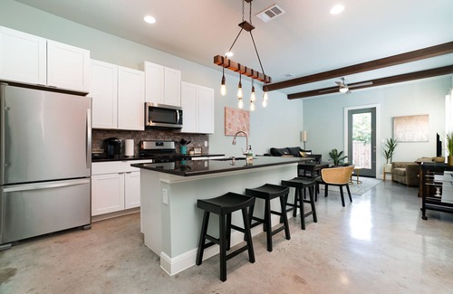 Historic Garderns Casa | Casa Dolce Vita by the Alamodome - Pet Friendly