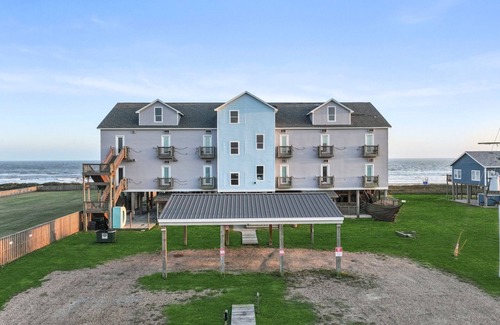 Port Bolivar Condominio | Casa Dora - Pool, Games, & Beachfront Fun!