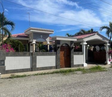 Data de Villamil Casa | Casa en urbanización privada a 2 minutos caminando de la playa, Vía a Data