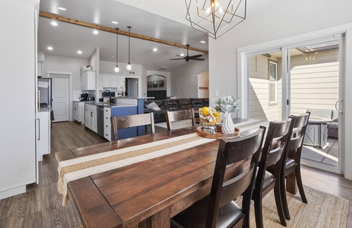 Caldwell Casa | Casa Enclave | Large Home + GUEST HOUSE | GYM | HOTUB | BBQ