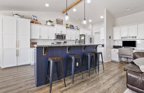 Caldwell Casa | Casa Enclave | Large Home + GUEST HOUSE | GYM | HOTUB | BBQ