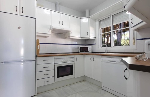 Cabo Roche Casa | Casa Escondida - Chalet familiar y acogedor, con amplio jardin y piscina comunitaria en Conil Roche