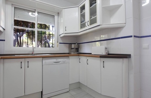 Cabo Roche Casa | Casa Escondida - Chalet familiar y acogedor, con amplio jardin y piscina comunitaria en Conil Roche