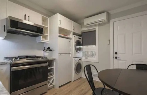 Leslieville Hotel | Casa Hotel: Modern 2BR Suite in Leslieville