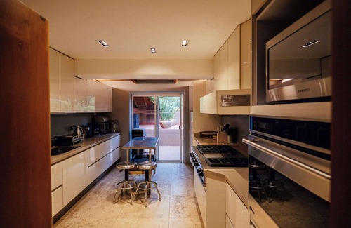 El Santuario Casa | Casa Izar, Magnifica Moderna Casa con Alberca y Vista al Lago