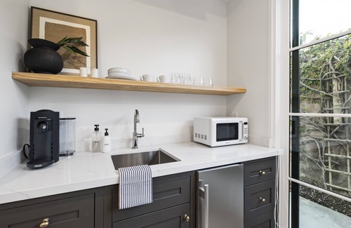 Laguna Apartamento | Casa Jardin Unit 7-Boutique Suite in Downtown Santa Barbara