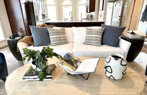 Jenks Casa | Casa Joya - A Jenks Gem Professionally designed three-bedroom luxury home!